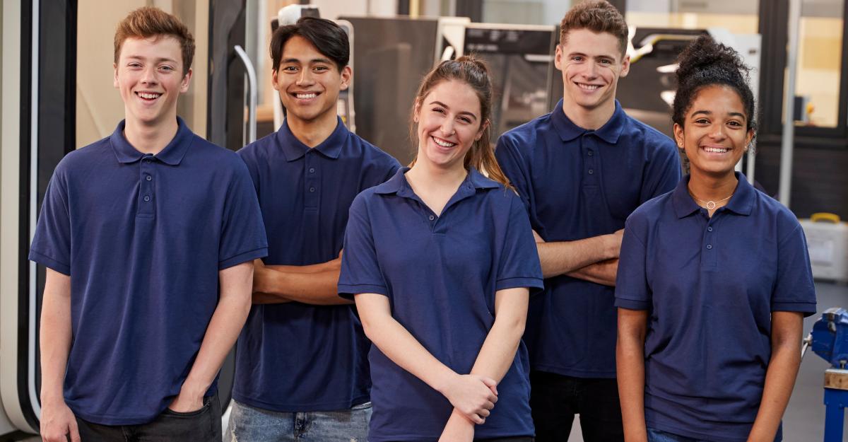 jovens aprendizes e estagiários